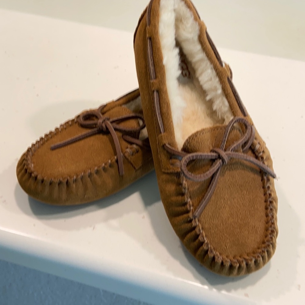 UGG  Dakota KIDS slipper NWOT SIZE 1 Suede in Chestnut color